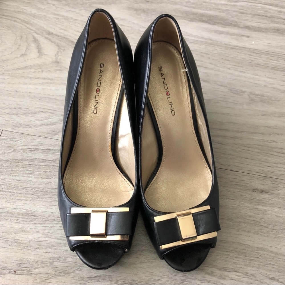 Bandolino peep toe bow wedges
